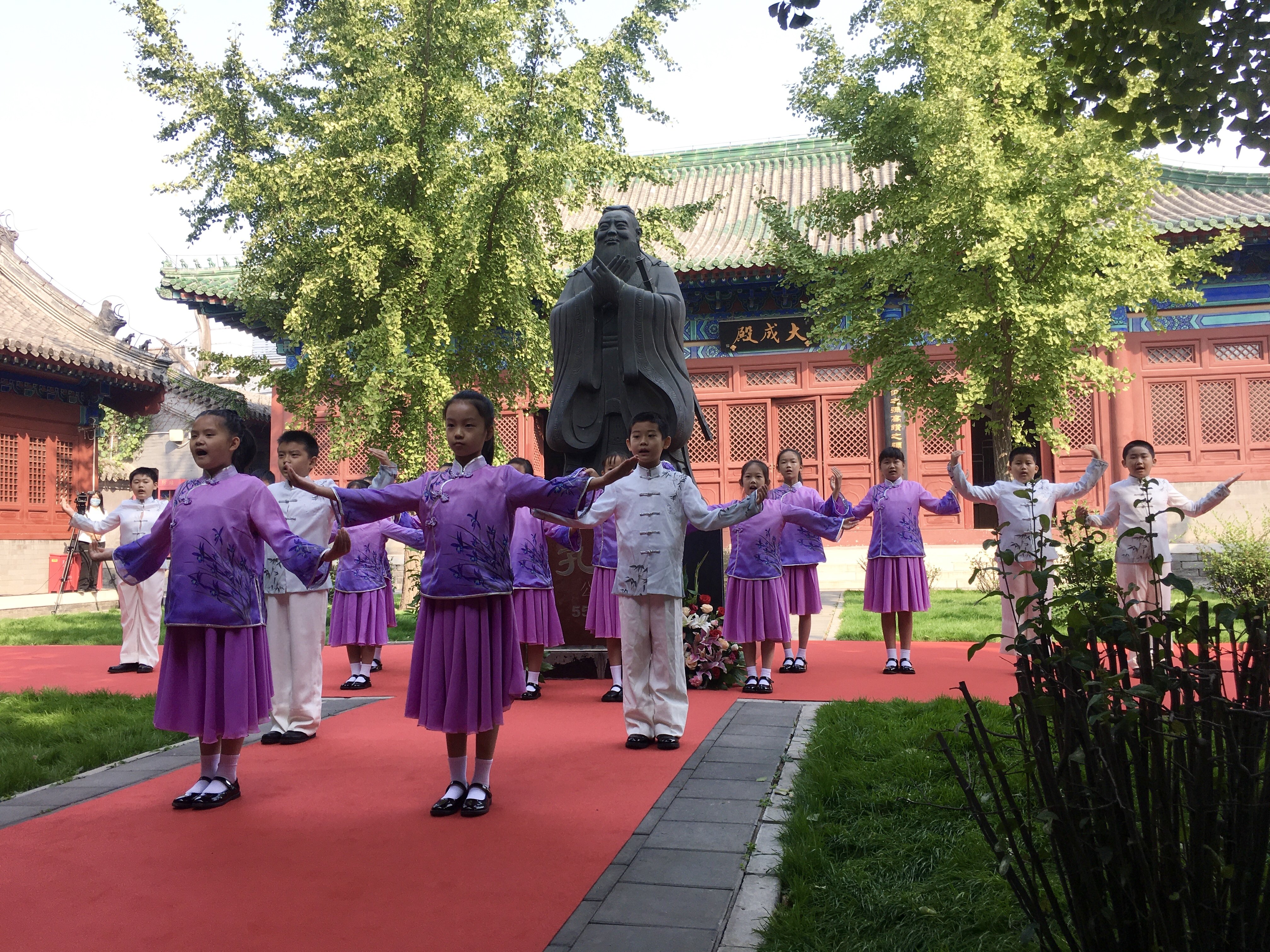 "诗画歌舞"诠释儒学文化,府学胡同小学在孔子诞辰日致敬先贤