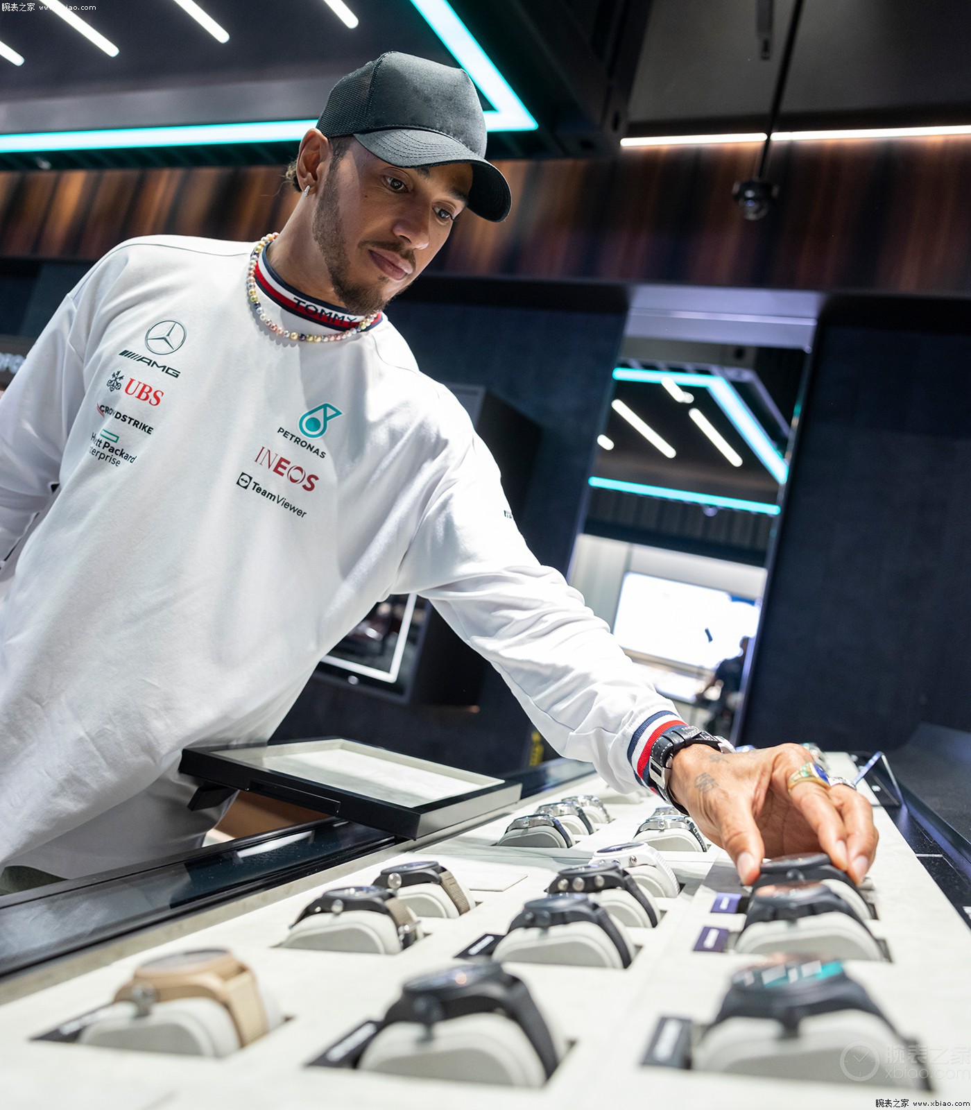 梅赛德斯f1车手刘易斯·汉密尔顿 到访iwc万国表迪拜概念店