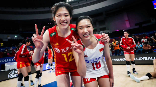 名场面!王梦洁极限救球变得分,蔡斌一旁鼓掌