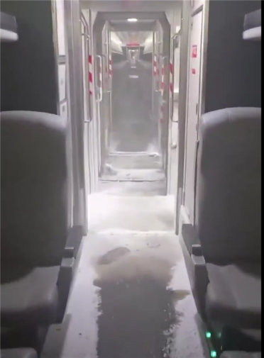 纽约暴雪肆虐！列车车厢被冰雪封冻 网友：太像雪国列车了