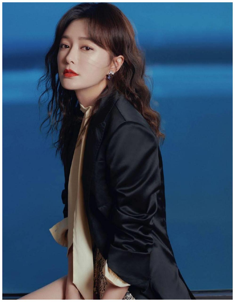 秦岚时尚写真西装短裤装扮简直a爆了