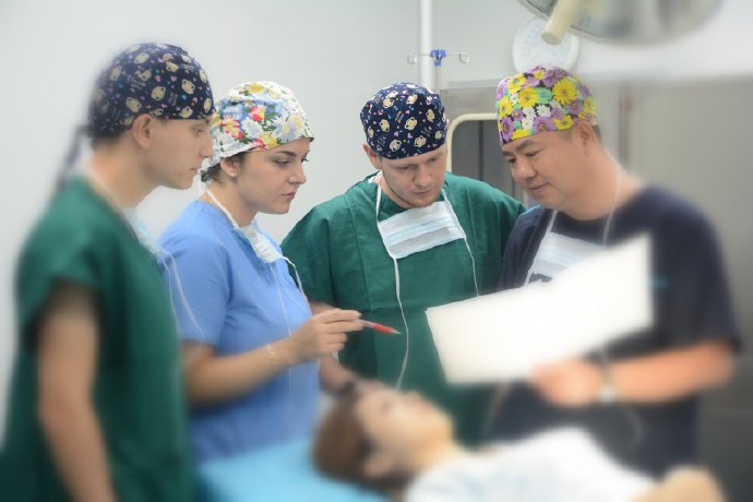 日本:2008年日本的k yoshimral采取了自体干细胞辅助脂肪移植技术