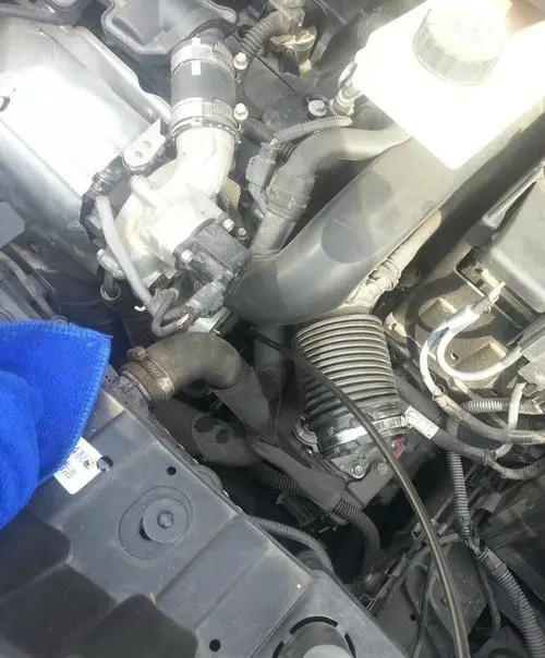 标致3008机油格在哪里装