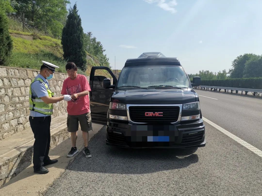 了解情况后,民警立即从巡逻车上拿下两个锥桶放置在故障车辆后方150米