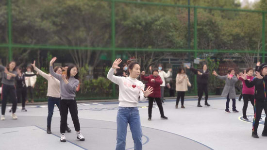 "跳动起来!"春日暖阳下 郑武体育公园迎来了不少"迷弟""迷妹"