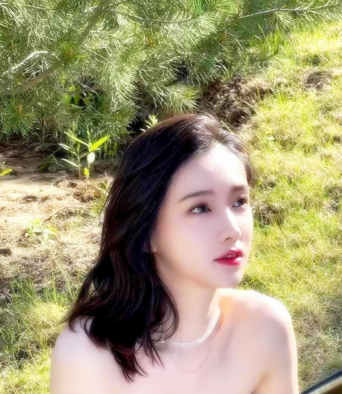 李沐宸的户外写真非常随性清新,颜值更是无敌.