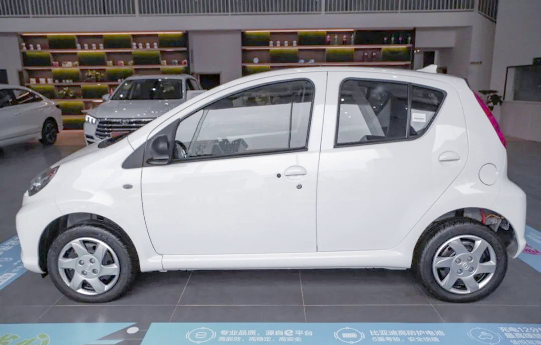 然而,作为电动车的比亚迪e1,在细节上与传统的比亚迪f0仍有所差异