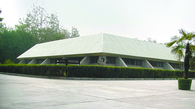 大葆台西汉墓博物馆外景,其外形是仿照汉墓封土的覆斗状造型设计建造