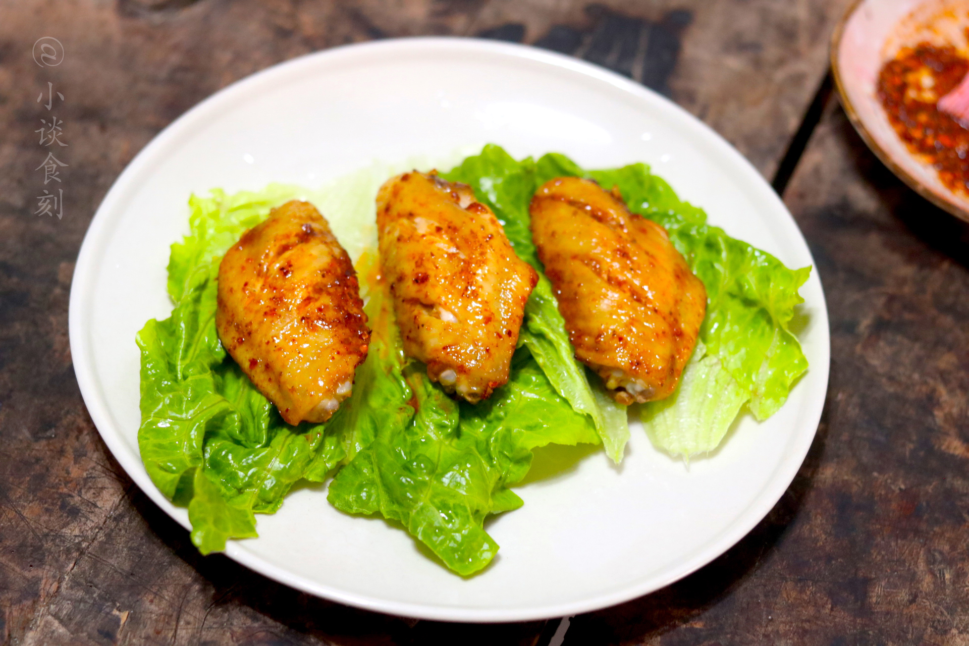 家有烤箱 教你做焦香里嫩的烤鸡翅 自制调料 比路边摊烤的好吃 来自百家号 小谈食刻 不错网