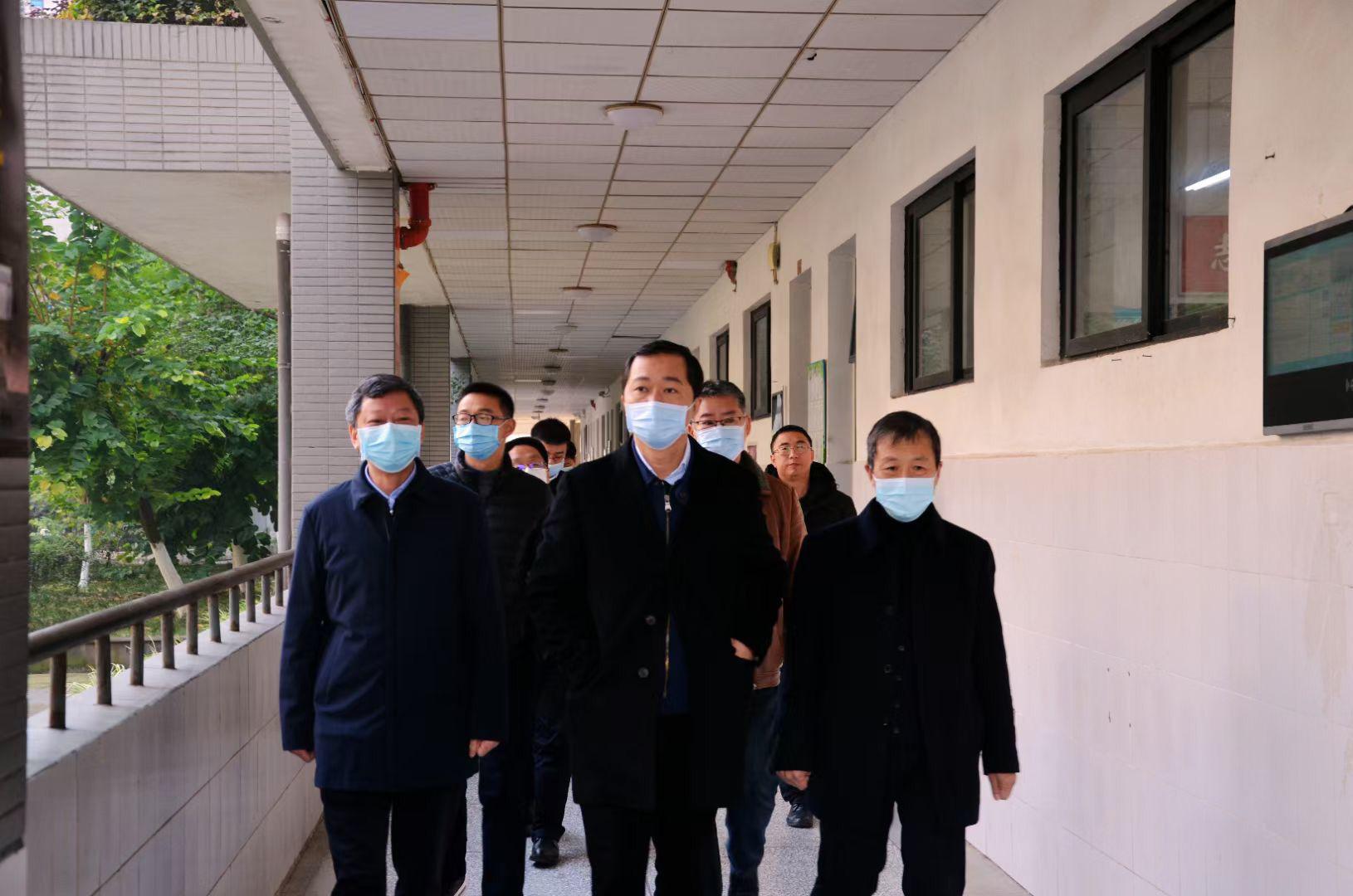 德阳市副市长向赟到德阳五中调研教育工作