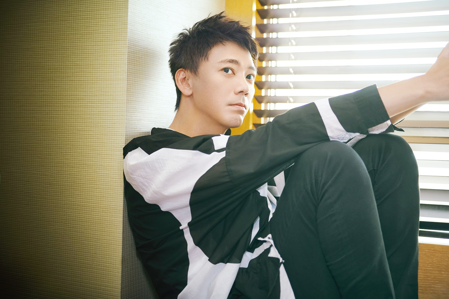 50岁歌手苏见信深夜烂醉,任由身旁3位辣妹摆弄,凌晨3点才回家