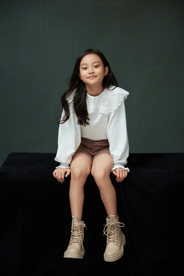 李小璐贾乃亮各自为女儿庆生 9岁甜馨越长越好看