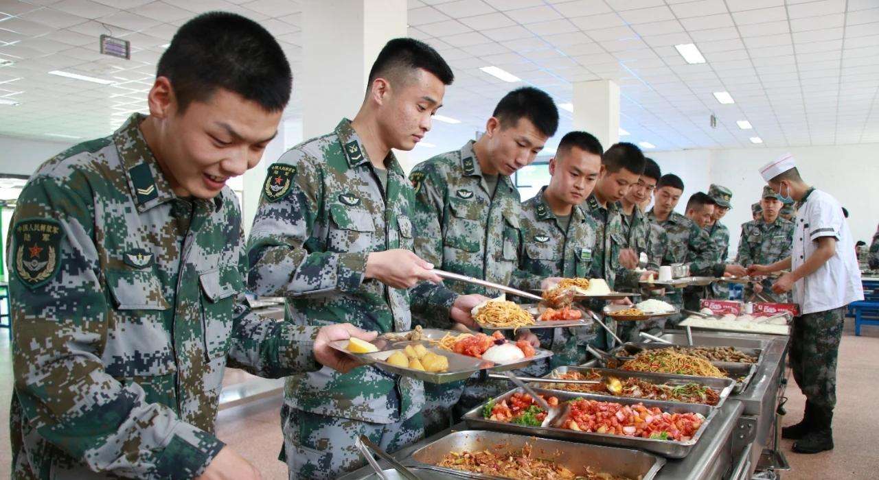 部队食堂就餐图片