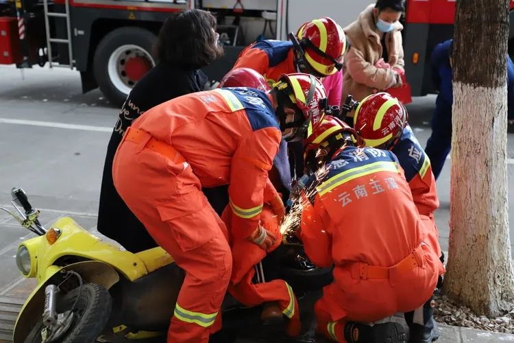 电动车脚架戳入大腿 消防员急速救援