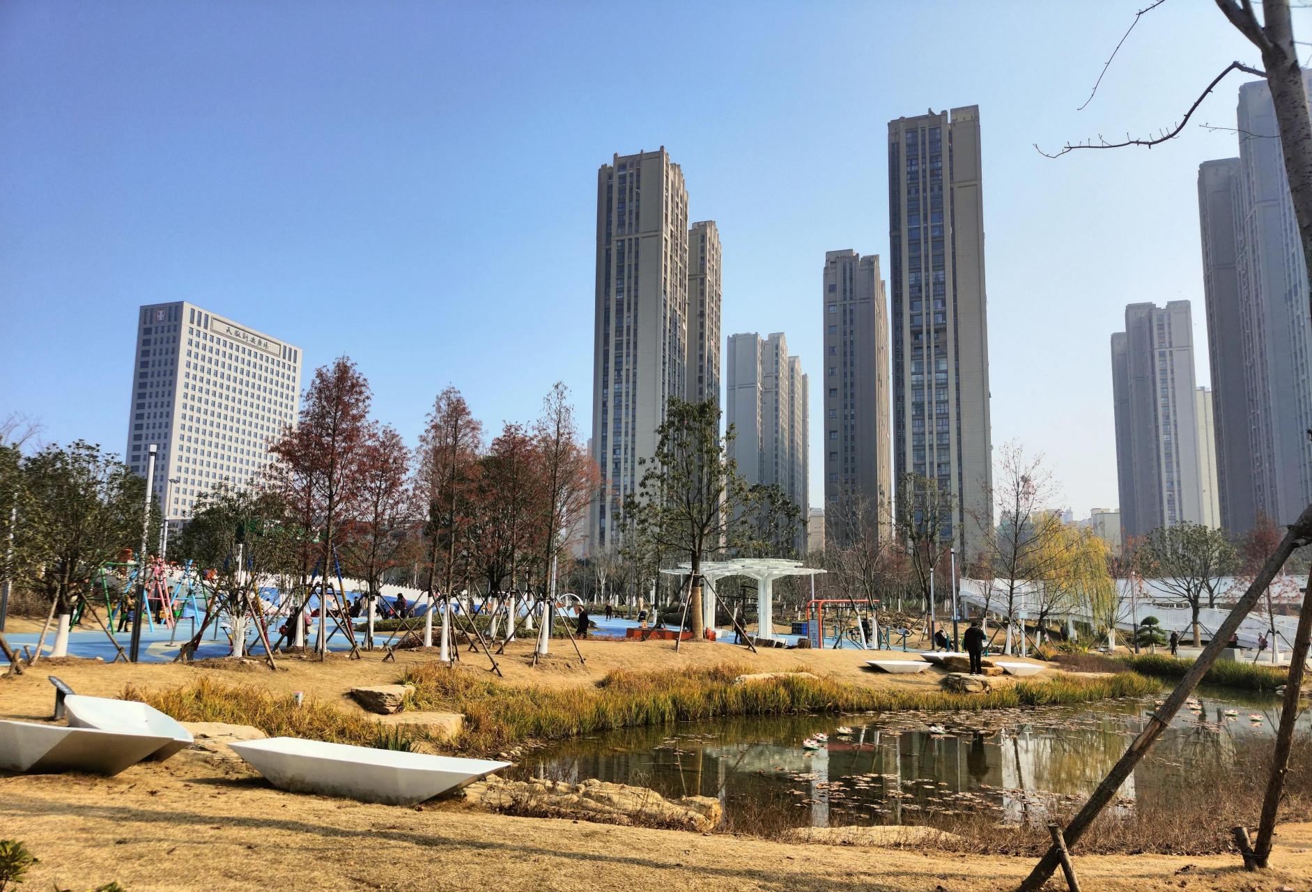 网友在合肥石台路公园偶遇吴京,这个公园 小而美,环境相当不错17