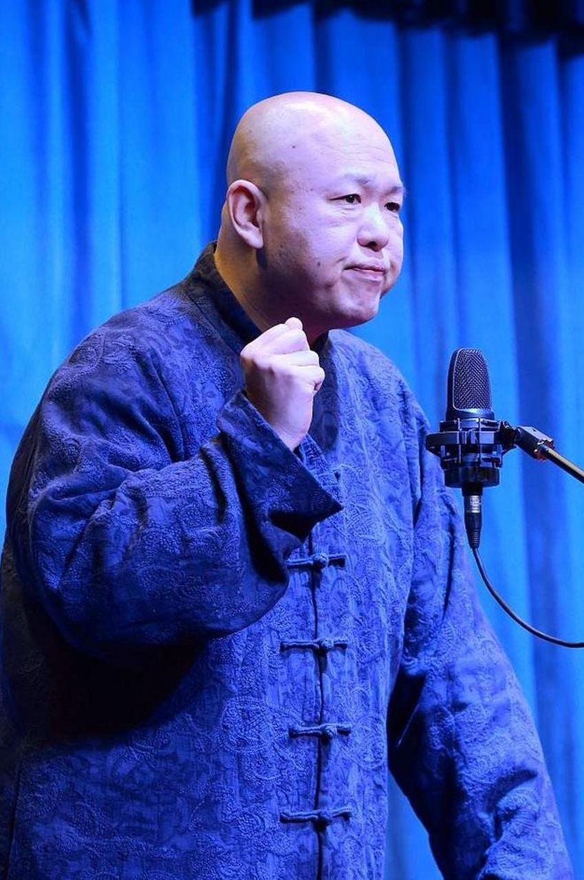 相声演员,王玥波说,我呀,是三级相声演员,经常见到所谓的一级演员,不