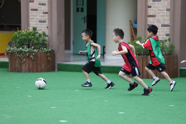 彭山雲堡幼兒園夏令營活動中的足球訓練與足球對抗賽