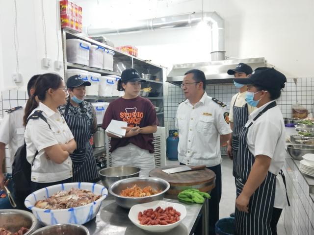 净餐馆管集市 富源县开展食品安全检查工作