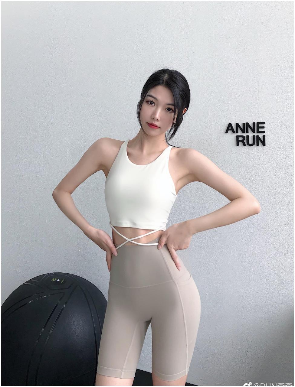 是时尚与性感的完美结合啦 尤其是缠绕腰部的交叉绑带,聚集视觉焦点