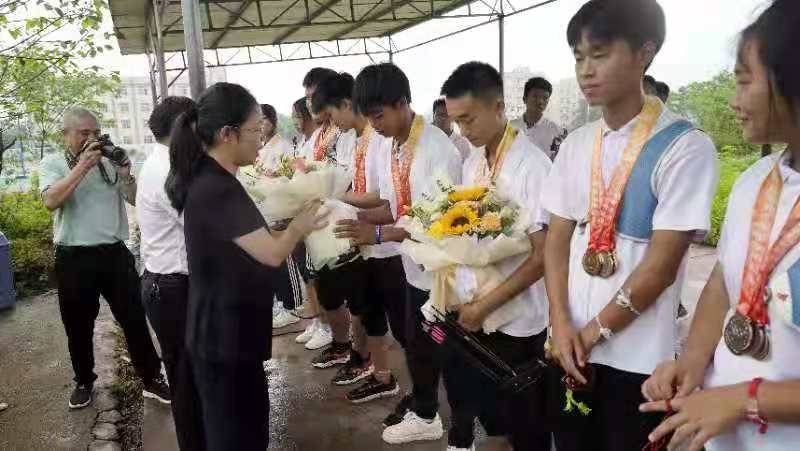 富顺县政府副县长龚弟霞一行看望慰问富顺一中射箭队