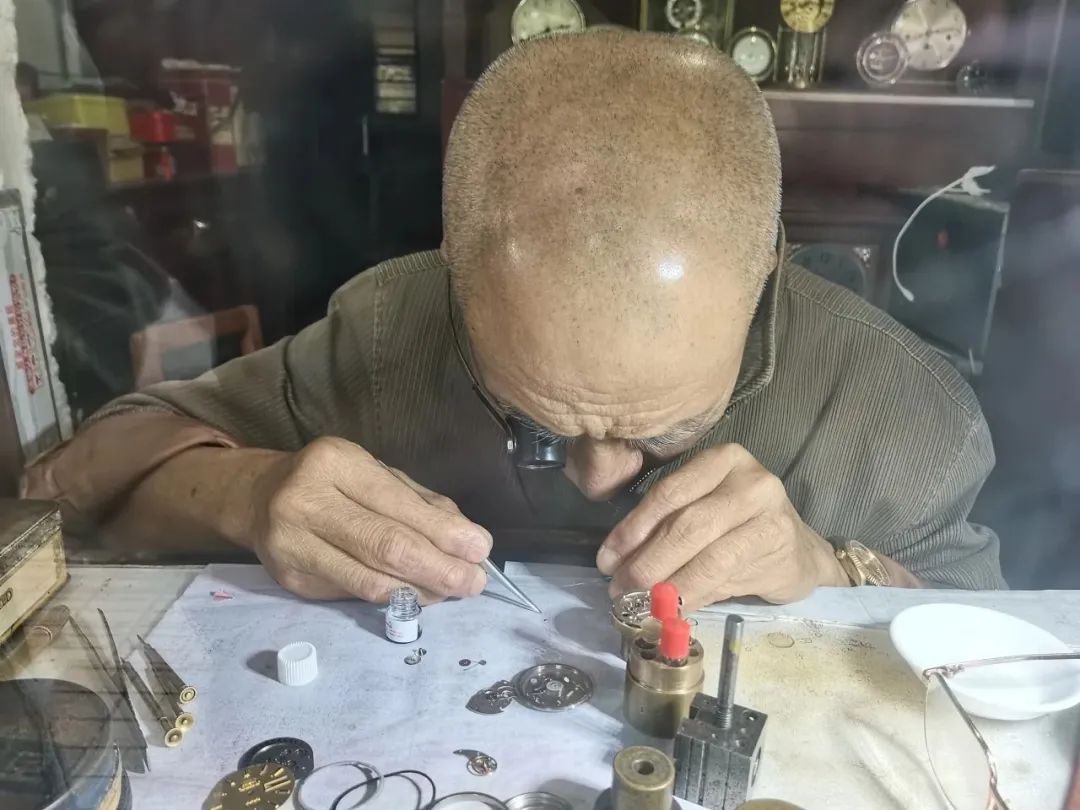 聚焦|闹市里的钟表匠:指针流转,与热爱相逢