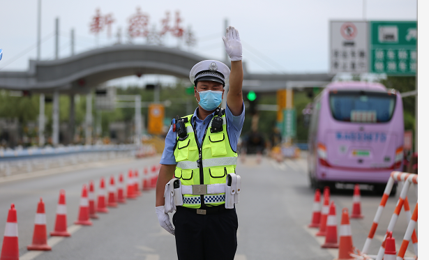 疫情中的人民警察图片