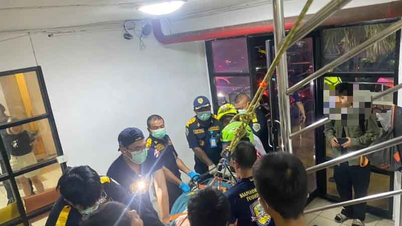 泰国300公斤男子呼吸困难,消防员抬不下来,出动20多人吊挂