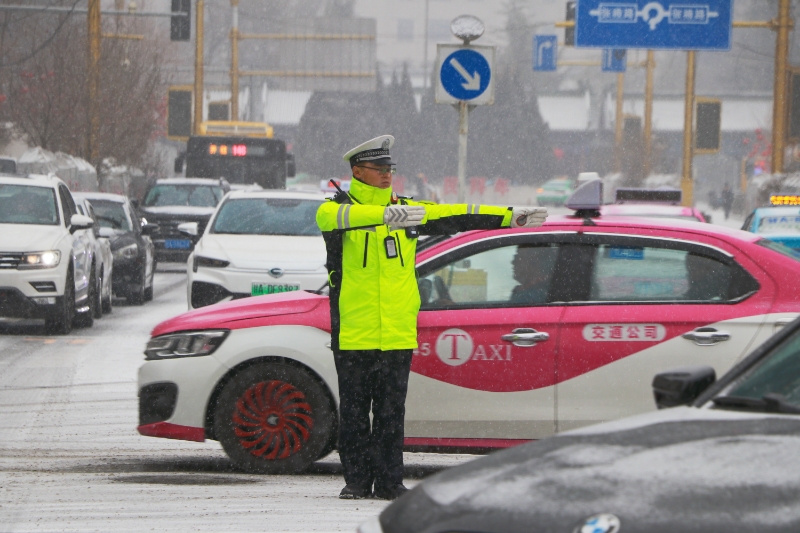 兰州交警雪天执勤保通畅 守护平安出行路