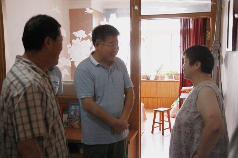 徐少宁到翡翠社区开展"双报到"活动