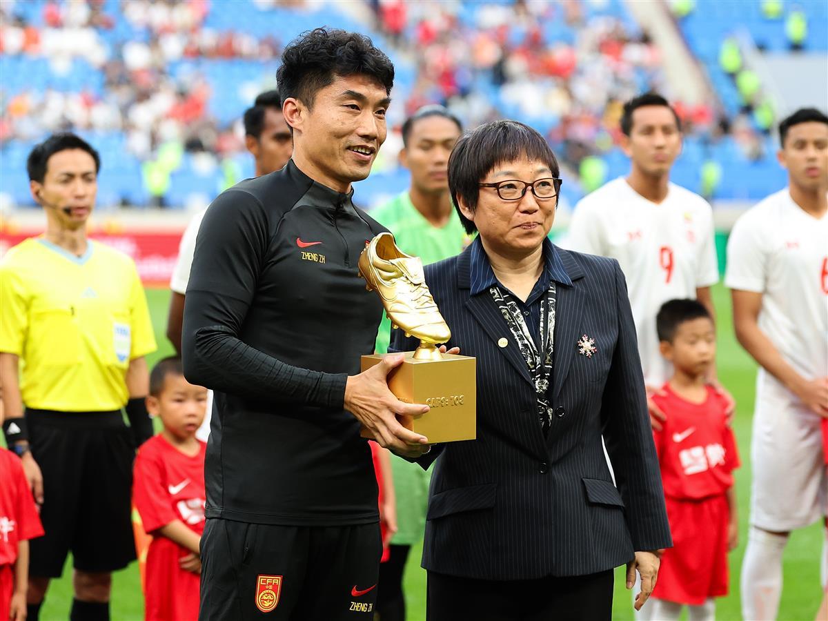 再见,郑智!国足为老队长举行退役仪式