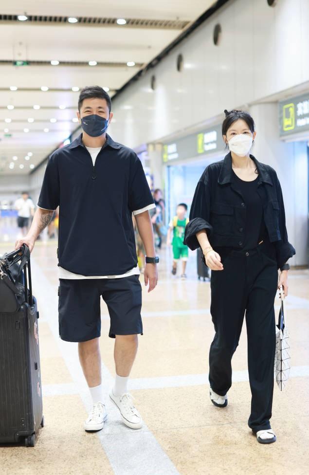 李艾与丈夫张徐宁现身机场,一手牵一手秀恩爱,新作品即将公开?