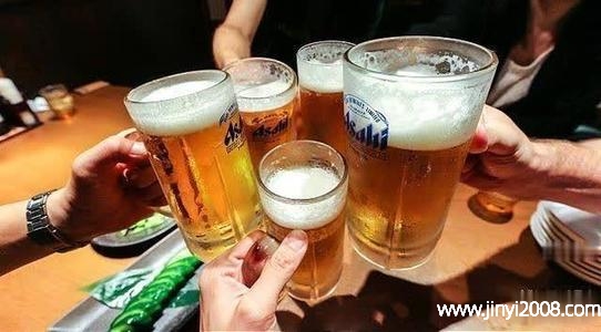 啤酒喝了两口能开车吗(长期喝啤酒的坏处)