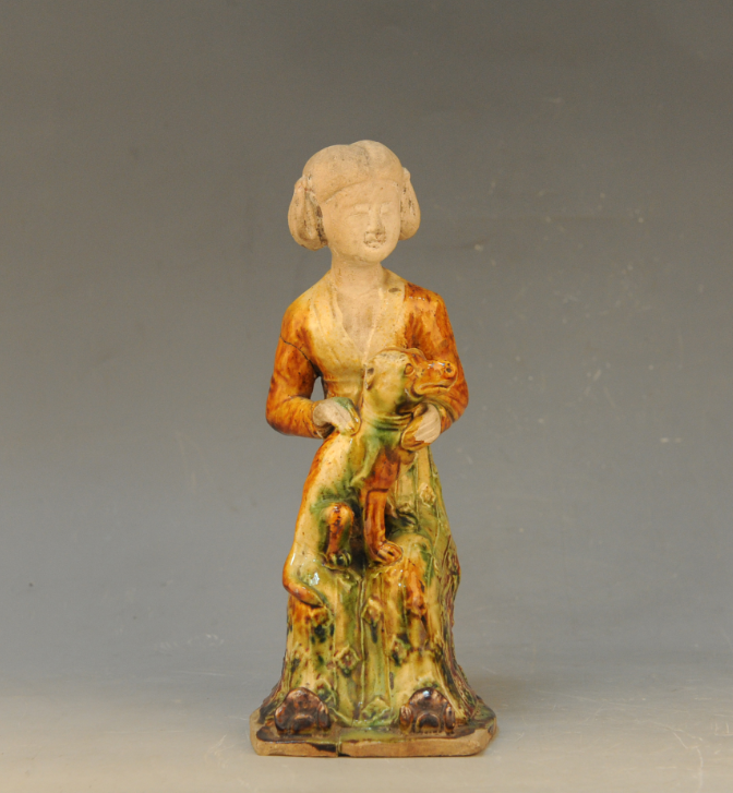 淮安宝藏丨唐三彩仕女抱犬俑