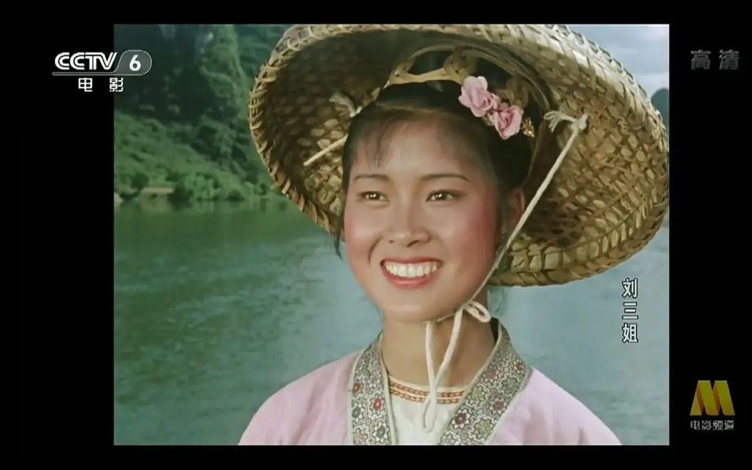 《刘三姐》中饰演刘三姐的演员黄婉秋接受记者采访时表示,是乔羽的