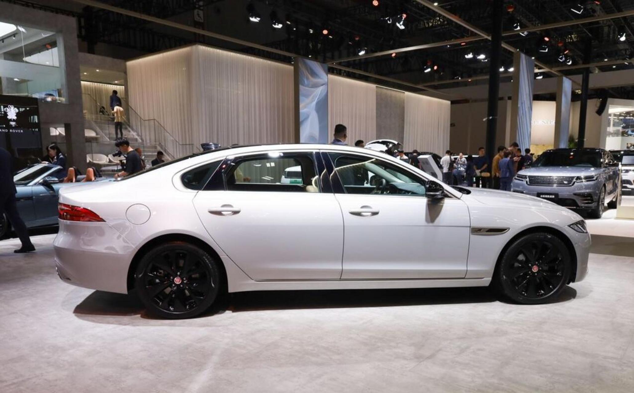 近日,在上海车展期间,2023款捷豹xfl车型正式上市,新车着重推出了鎏金