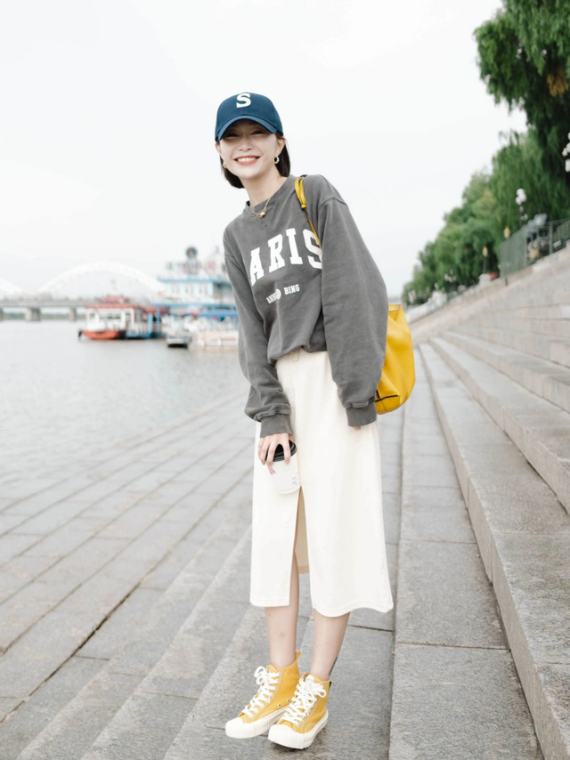 最近火了一种鞋叫"帆布鞋",时髦百搭,30,40岁女人穿优雅减龄