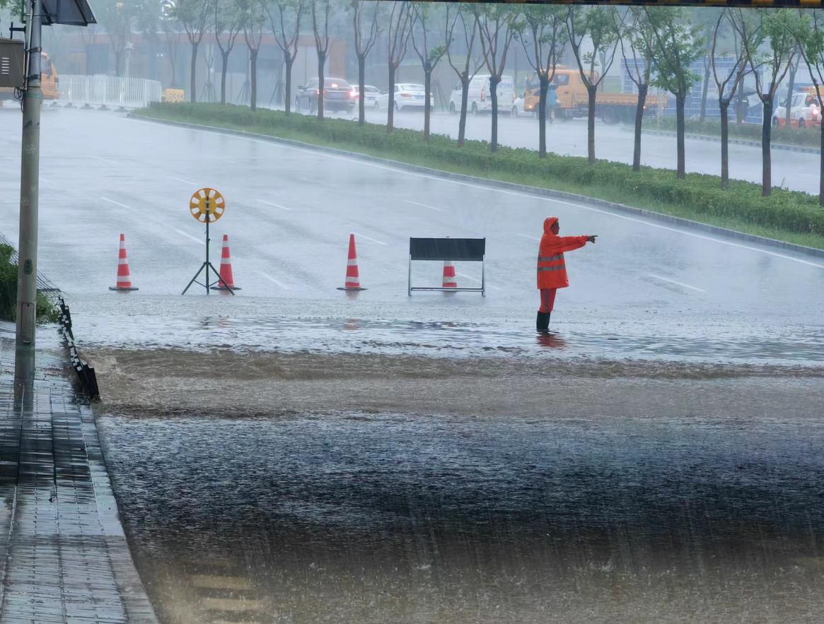 直击|石景山区金安桥铁路桥下积水,将双向断路