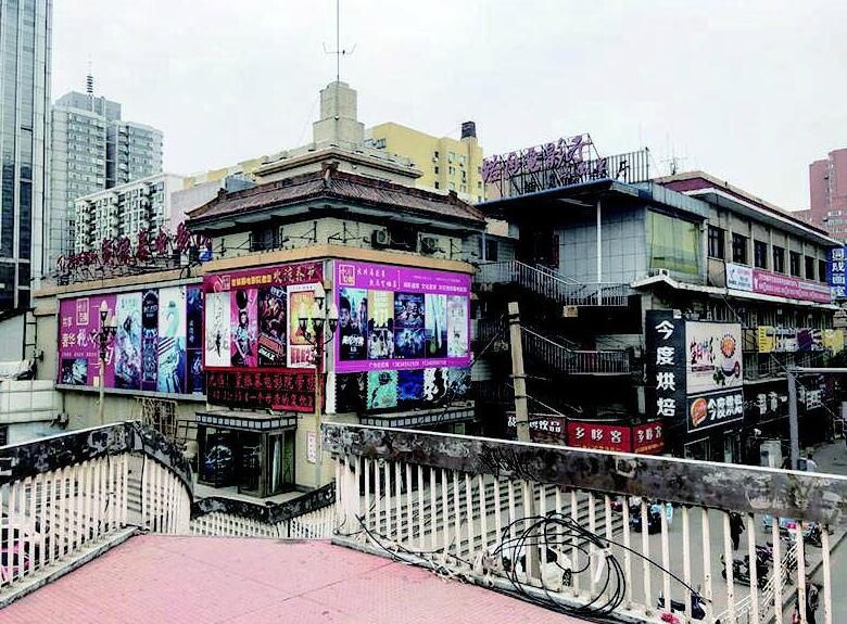 修缮后的宽银幕电影院令人眼前一亮