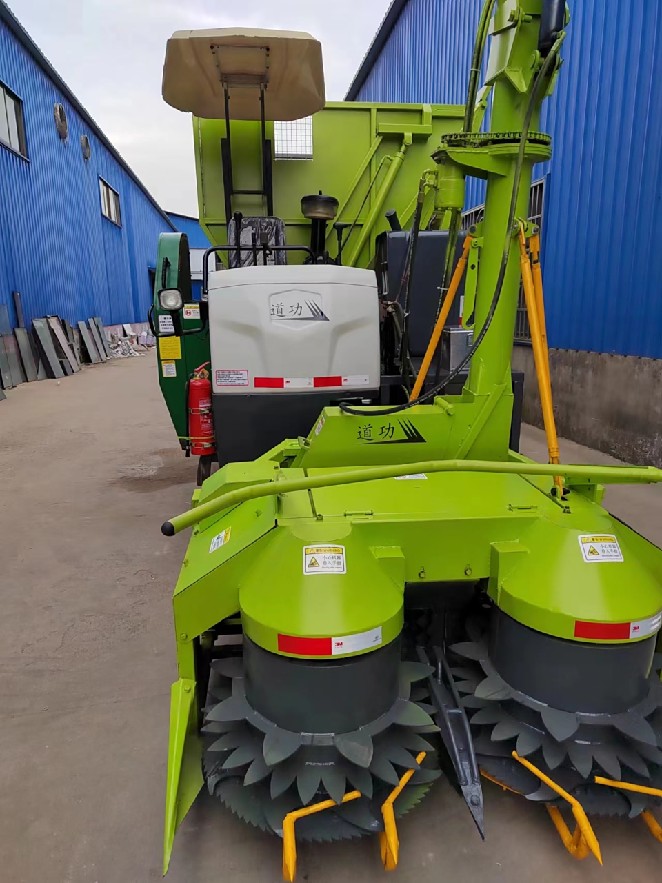 青储机是一种将青绿植物转化为高质量青贮饲料的机械设备,其结构包括