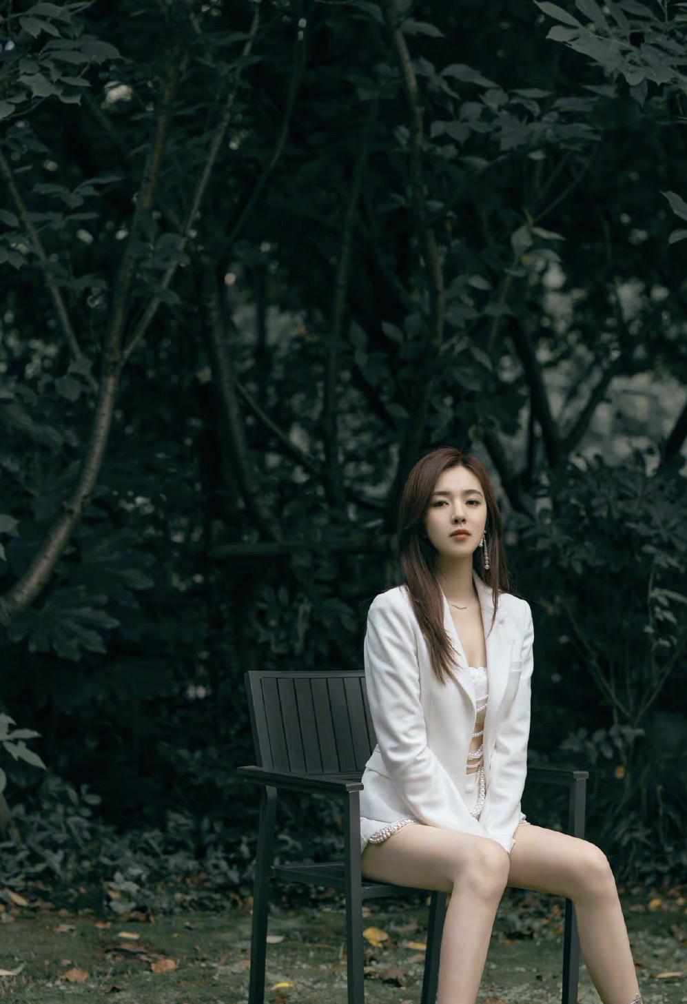 王晓晨夏日写真,白色西装白色短裤内搭,性感亮点