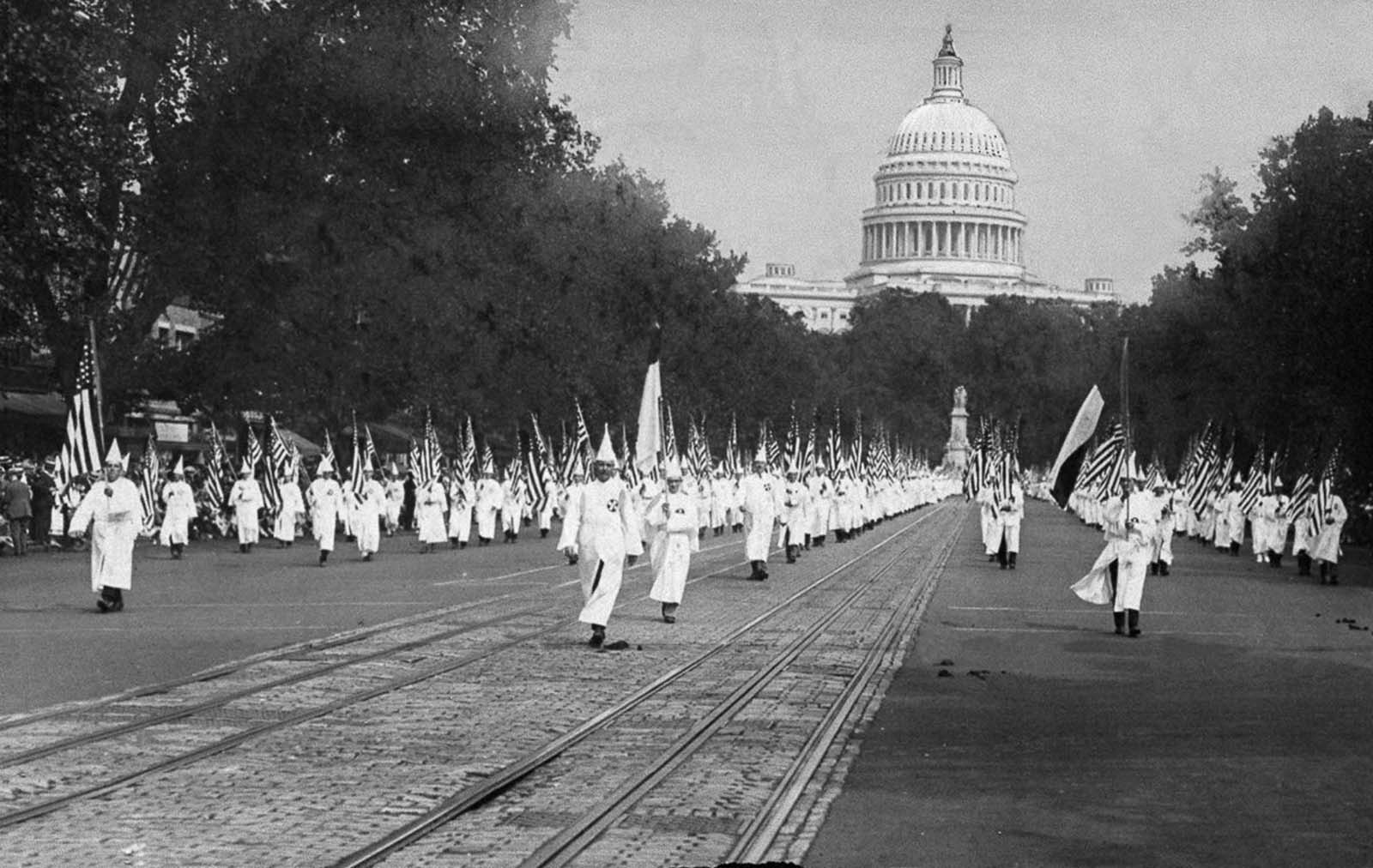 1926年,在白宫门前举行游行的三k党