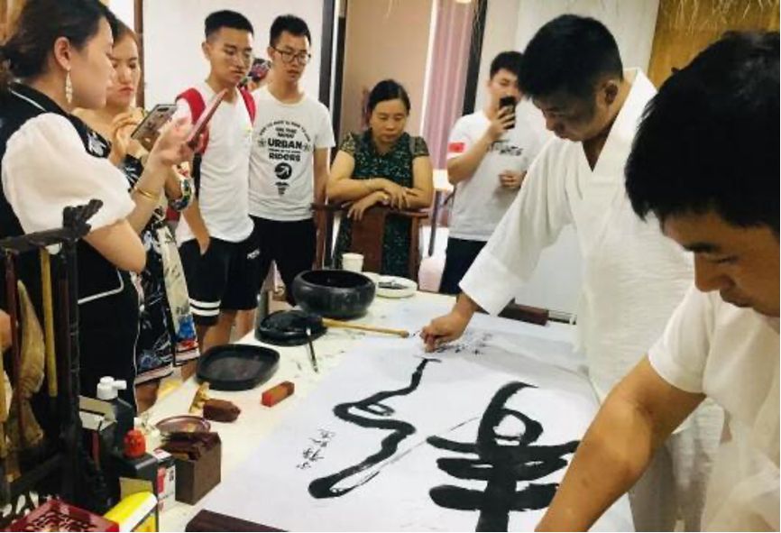 何志强教授带领学员游学江阴