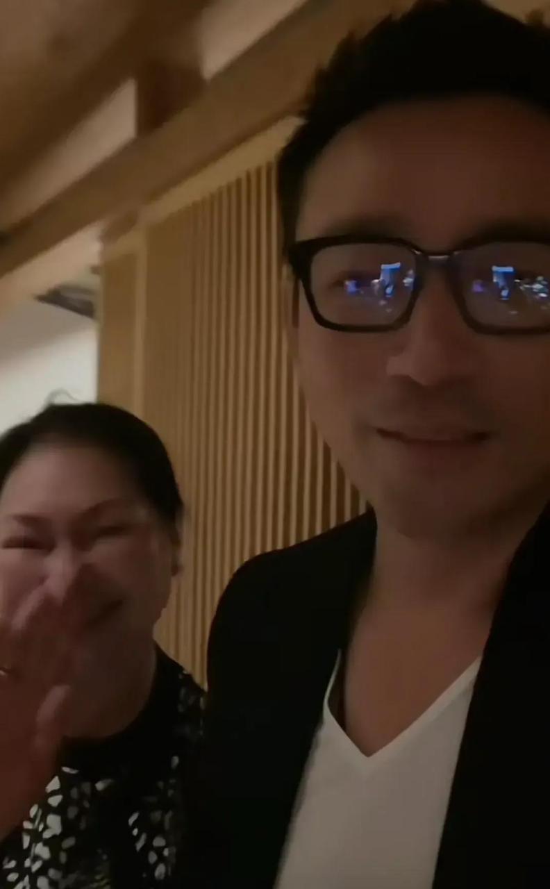 小菲见到儿女心情爽啊,4月24日小玥儿生日,你更新为女儿庆9岁生日视频