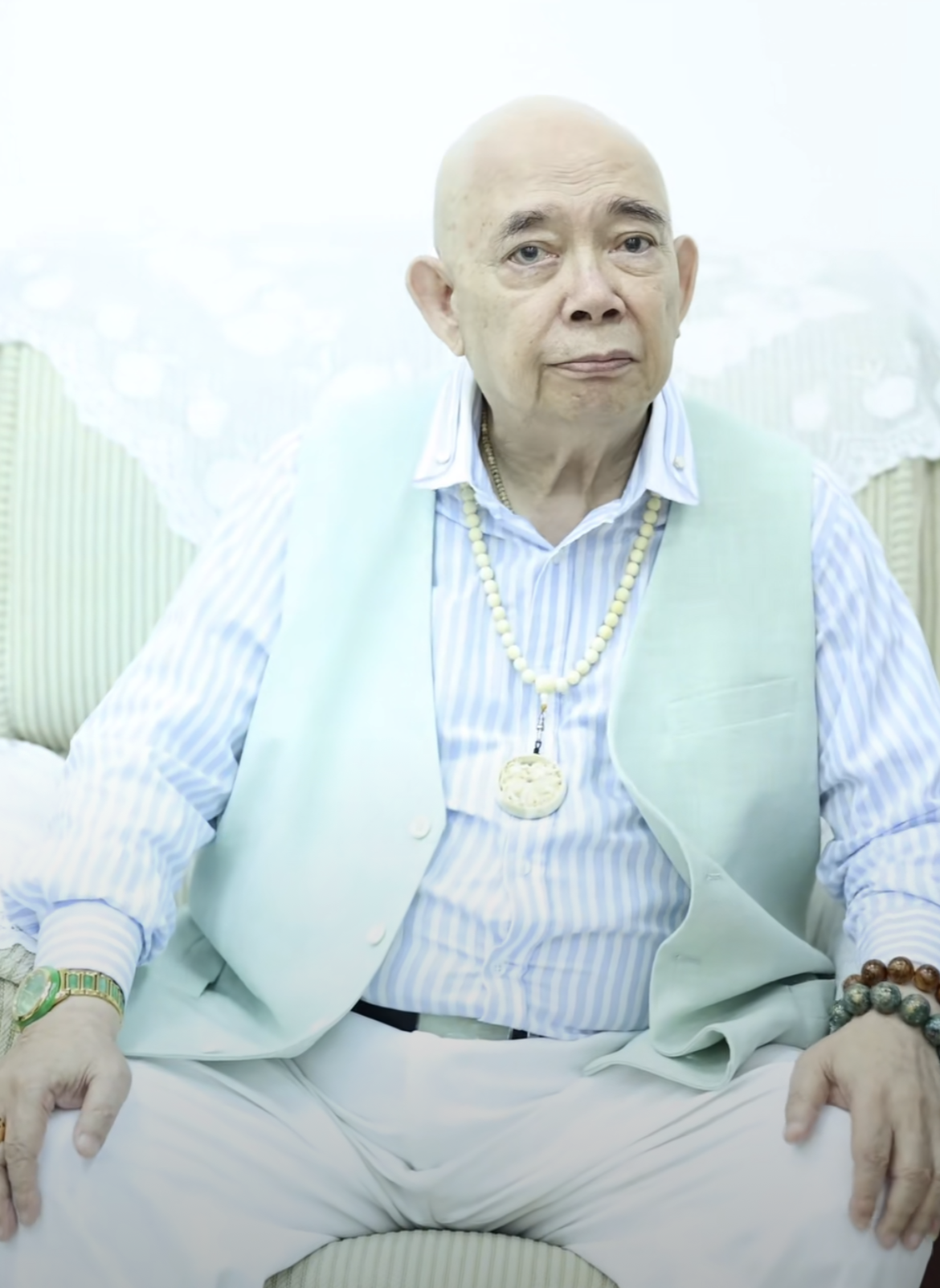 港星黄一飞定居内地!出席活动牵手年轻女子,挂满首饰步履蹒跚