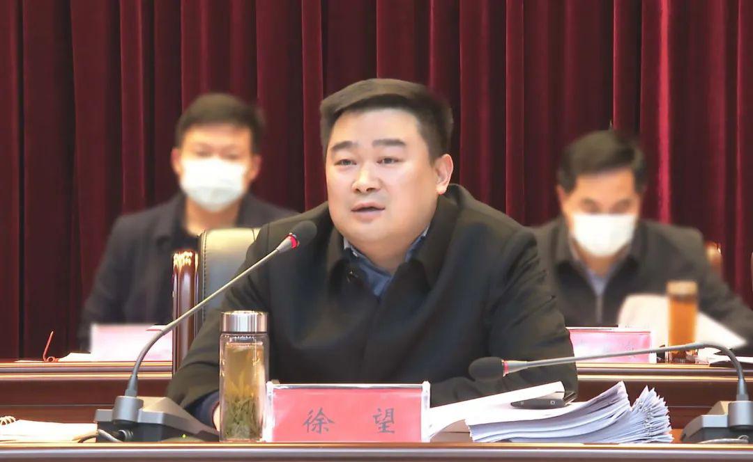 郑俊华在2022年县委经济工作,招商引资暨深入优化营商环境工作会上