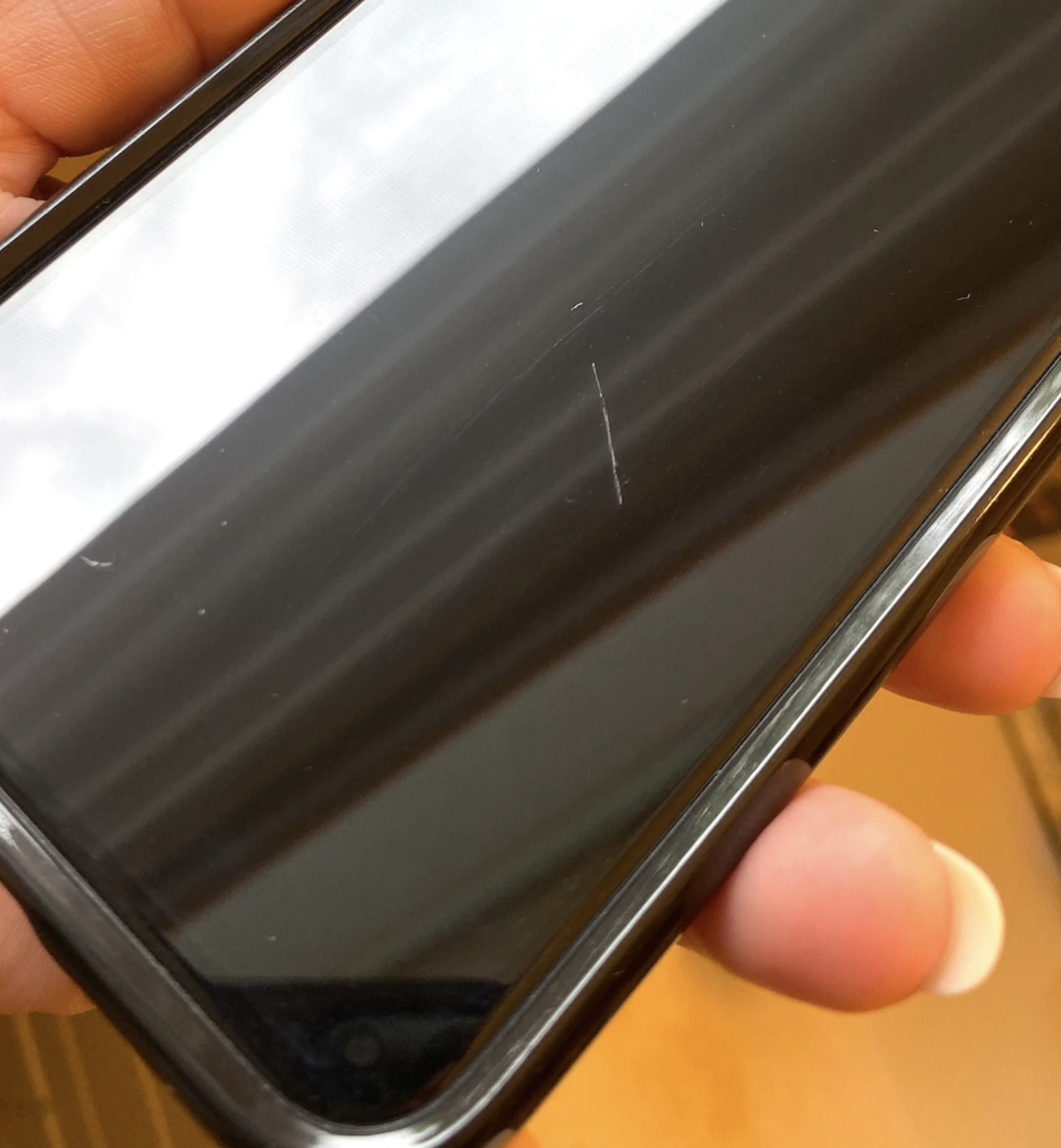 手机屏幕的划痕问题,在短期内或许并不显著,但长期使用下来,划痕的