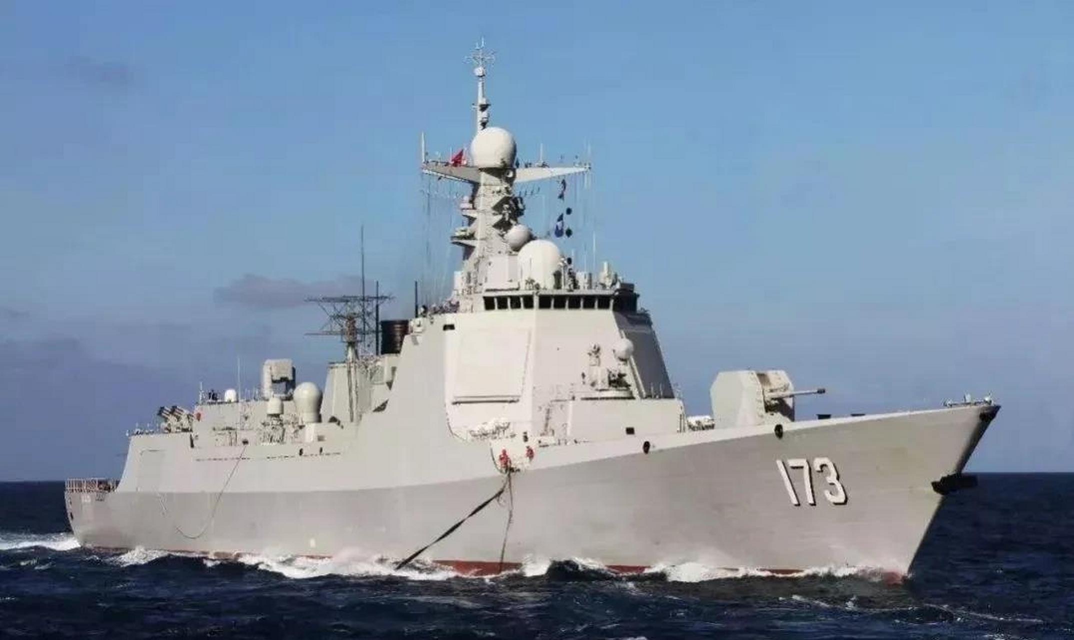 中国海军052d型导弹驱逐舰长沙舰和日本海上自卫队"金刚"号导弹驱逐舰