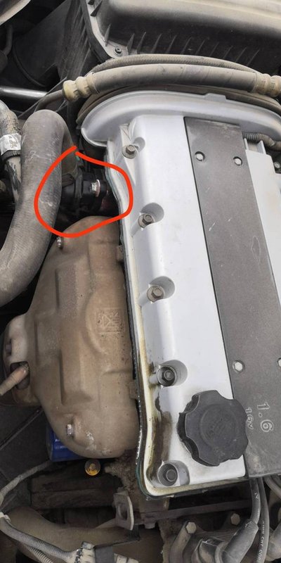 别克老凯越水箱加水口在什么位置