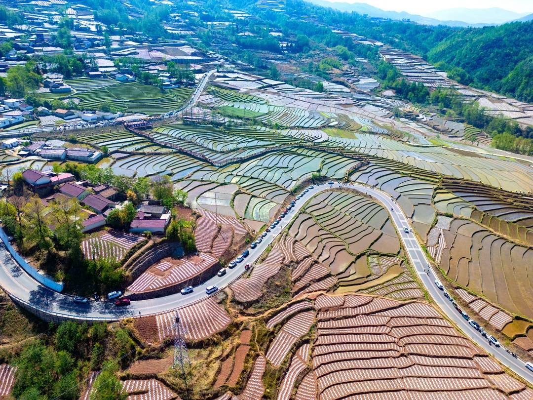 开耕了!来看四川凉山越西县五彩梯田"春耕图"丨图集