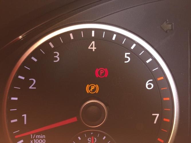 大众途安,仪表盘有个黄色指示灯一直亮,手刹里面是个p?